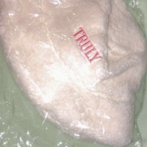 Truly fuzzy buckethat